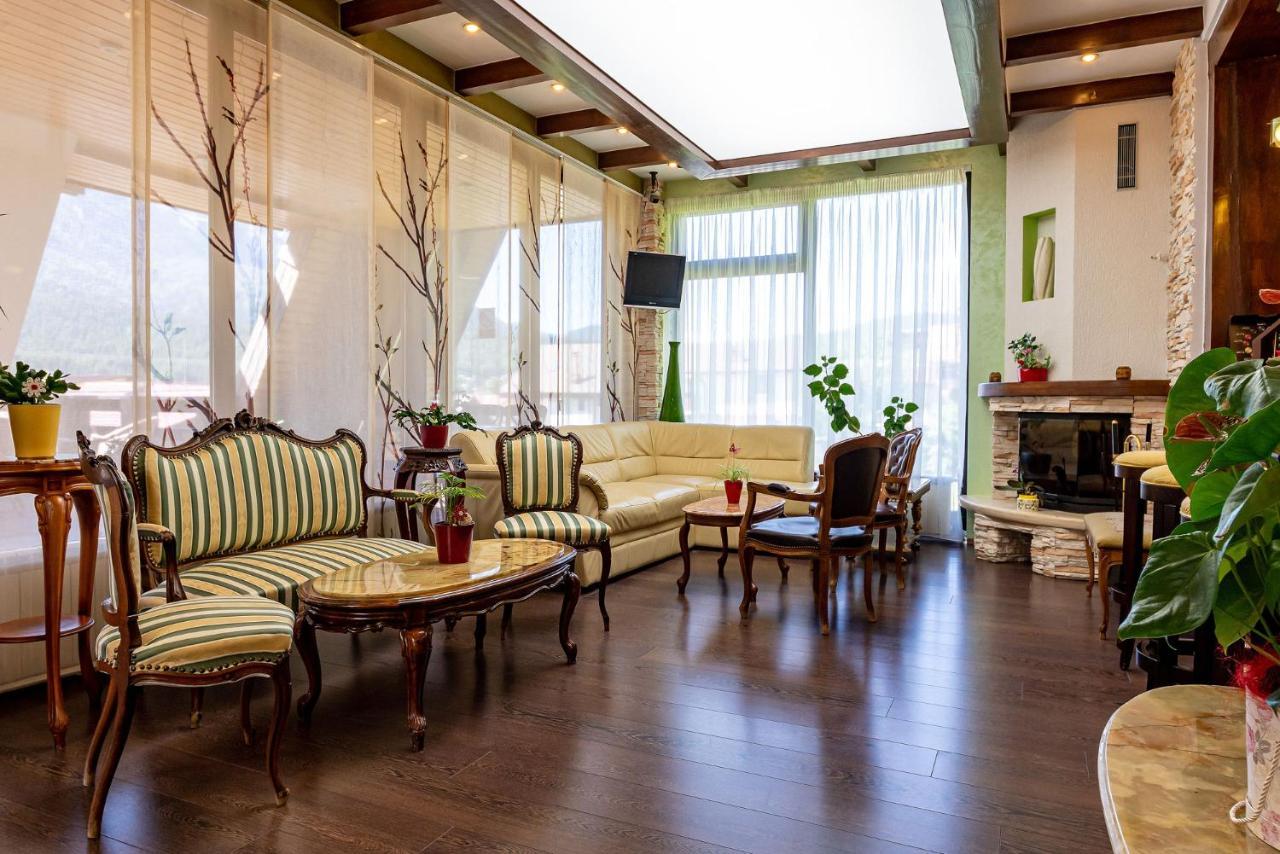 Hotel Casa Freya à Buşteni Extérieur photo